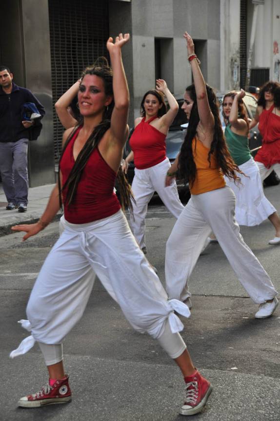 Carnaval fora de época nas estreitas ruas de San Telmo, em Buenos Aires, na Argentina